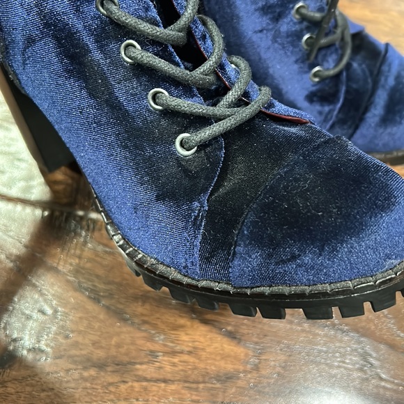 BLUE VELVET BEAUTIFUL FALL BOOTS! Size 6 1/2. NEVER BEEN ENJOYED. - Picture 9 of 9